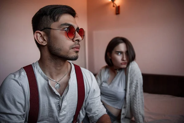 Close-up portret van een triest broeden brunette guy in zonnebril. — Stockfoto