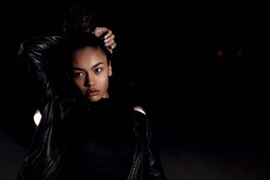 Deri ceketli genç bir Afro-Amerikalı melez kız ve...