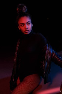 Genç bir Afro-Amerikalı Deri ceketli güzel bir kız,