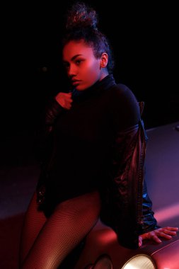 Deri ceketli, güzel bir Afro-Amerikalı kız.