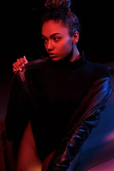 Una giovane bella ragazza afro-americana in giacca di pelle, in un b — Foto Stock