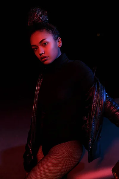 A young afro-american beautiful  girl in a leather jacket,in a b — Stock Photo, Image