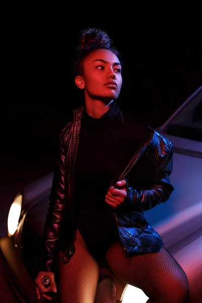 Una giovane afro-americana bella ragazza in giacca di pelle, in una b — Foto Stock