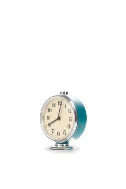 Alarm beyaz arkaplanda izole edilmiş klasik saat