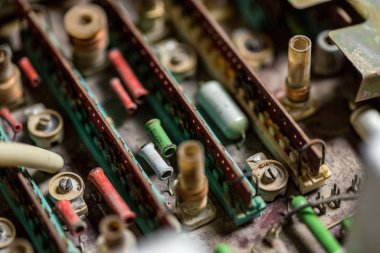 Eski tip transistörlü ve dirençli eski boru çipleri. küçük fok