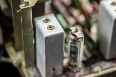 Eski tip transistörlü ve dirençli eski boru çipleri. küçük fok