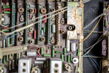 Eski tip transistörlü ve dirençli eski boru çipleri. küçük fok