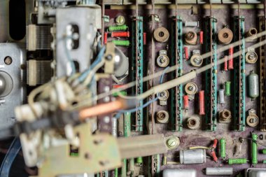 Eski tip transistörlü ve dirençli eski boru çipleri. küçük fok