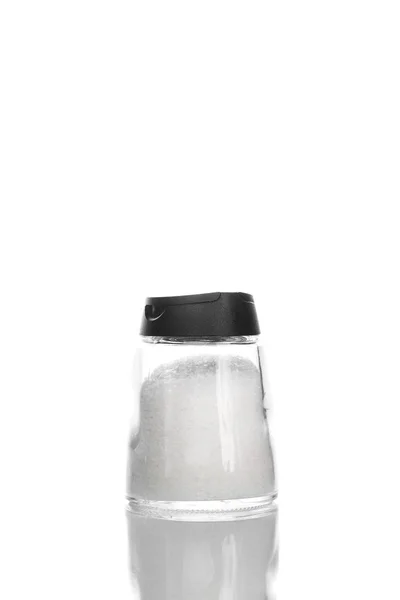 Sal de vidro e pimenta recipientes transparentes isolados em b branco — Fotografia de Stock