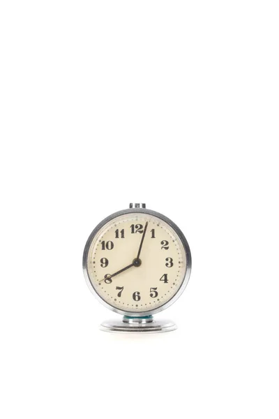 Вінтажний годинник з сигналізацією ізольований на білому тлі — стокове фото
