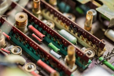 Eski tip transistörlü ve dirençli eski boru çipleri. küçük fok