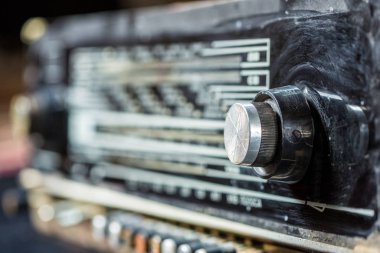 Klasik radyo ayarlama düğmesi yakın plan. Arka plan bulanık. küçük f