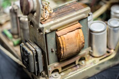 Eski tip transistörlü ve dirençli eski boru çipleri. küçük fok