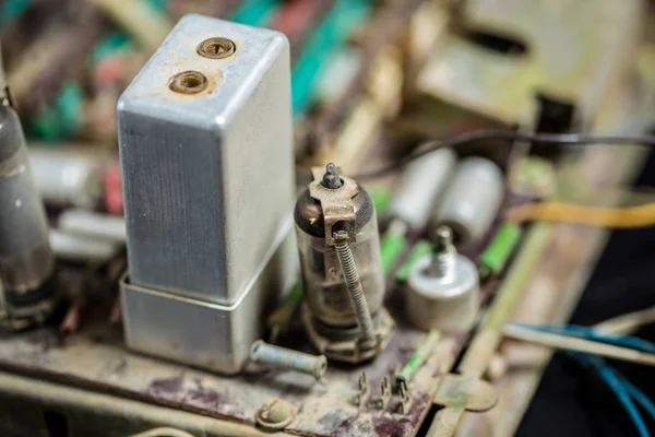 Alte Röhrenchips mit Vintage-Transistoren und Widerständen. Kleiner Fokus — Stockfoto