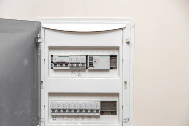 Elektrik dağıtım kutusu. Sigortacı. Apartman çıkışında izole edilmiş.