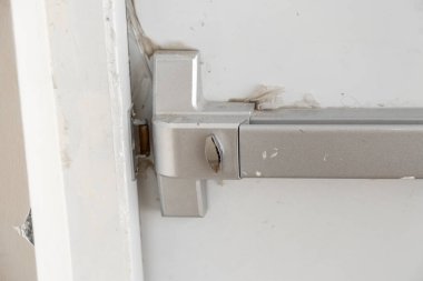 Yangın çıkışı kapı kolu yakın plan. seçici odak