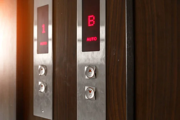 エレベーターの呼び出しボタン選択的焦点、浅い被写界深度 — ストック写真