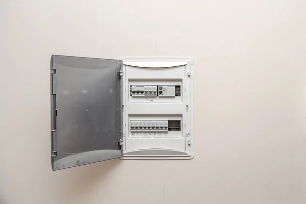 Stromverteilerkasten. Sicherungskasten. isoliert auf Wohnung wal — Stockfoto