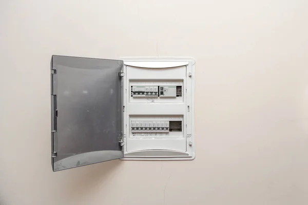Elektrik dağıtım kutusu. Sigortacı. Apartman çıkışında izole edilmiş.