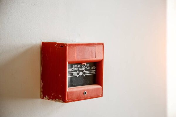 кнопка пожарной сигнализации. с надписью на английском языке и переводом
 