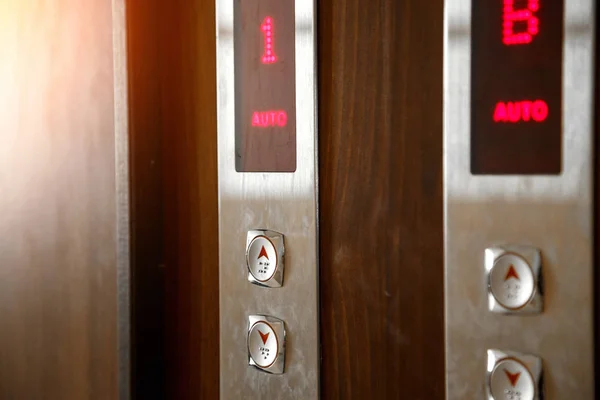 エレベーターの呼び出しボタン選択的焦点、浅い被写界深度 — ストック写真