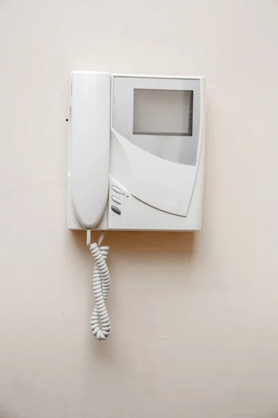 Weiße Gegensprechanlage mit Bildschirm an beiger Wand — Stockfoto