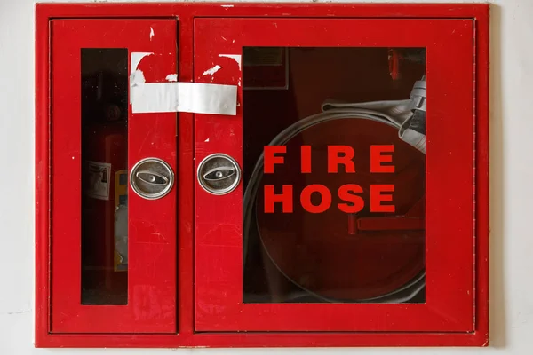 Feuerlöschbox isoliert auf weißem Hintergrund mit dem Insc — Stockfoto