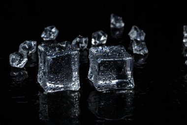 Siyah cam zemin üzerinde buz küpleri