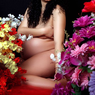 Hamilelik sırasındaki çıplak hamile kadın vücudunun F 'de oturduğunu gösteriyor.