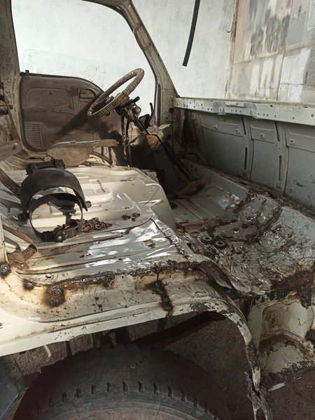 Gedemonteerd interieur van een bij een auto-ongeluk verongelukte vrachtwagen — Stockfoto