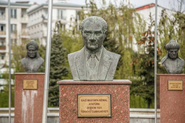 Istanbul, Esenyurt / Turkije-04.06.2019: Monument voor Mustafa Kemal — Stockfoto