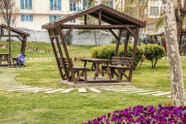 Tatil için ahşap çardak ve piknik için parkların birinde 