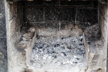 Kül ve kömür sokak taşından bir ızgarada