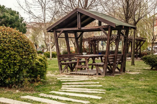 Zomer houten prieel voor rust en picknick in een van de parken van — Stockfoto