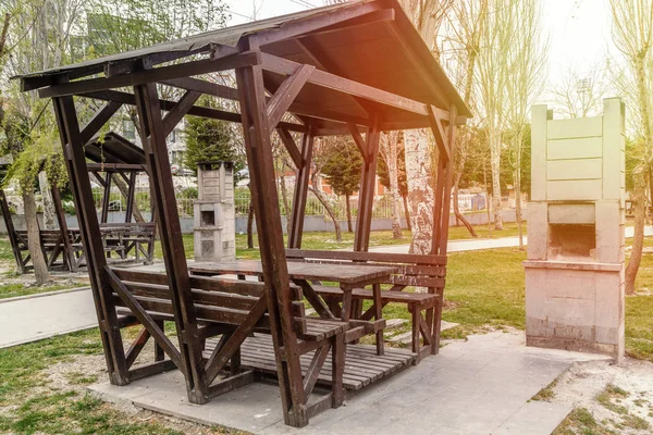 Zomerprieel voor rust en picknick naast de barbecue in een van de — Stockfoto