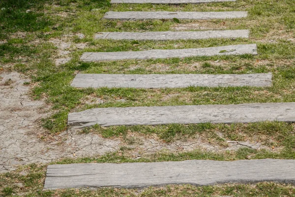 Caminho de tábuas de madeira no gramado no Parque — Fotografia de Stock