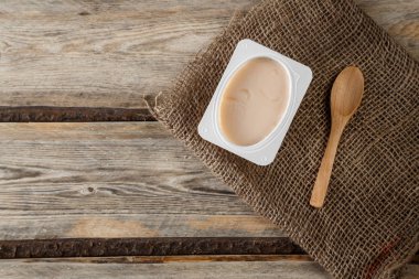 Ahşap zemin üzerinde doğal meyve suyu olan doğal organik yoğurt.