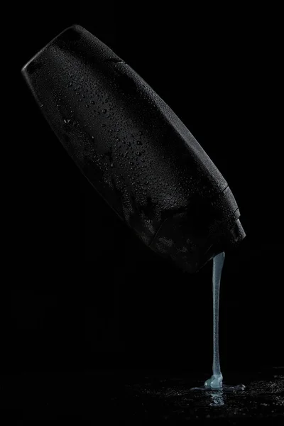 Μαύρο ιδρωμένο πλαστικό μπουκάλι για σαμπουάν ή αφρόλουτρο από το οποίο — Φωτογραφία Αρχείου