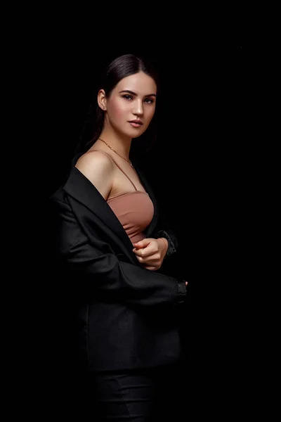 High fashion portret van jonge elegante vrouw in zwart pak en b — Stockfoto