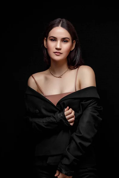 Magas divat portré fiatal elegáns nő fekete öltöny és b — Stock Fotó