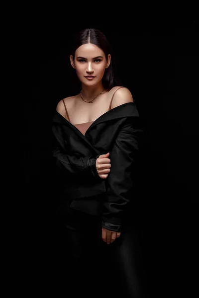 Retrato de alta moda de jovem mulher elegante em terno preto e b — Fotografia de Stock