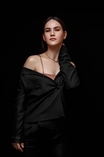 Retrato de alta moda de mujer joven elegante en traje negro y b — Foto de Stock