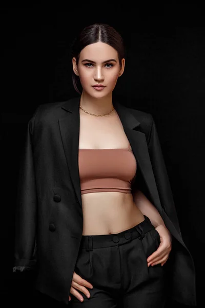 Retrato de alta moda de jovem mulher elegante em terno preto e b — Fotografia de Stock