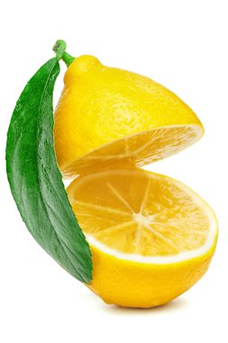 Sarı limon iki parçaya bölünmüş ve beyaz arkaplanda bir yaprak var.