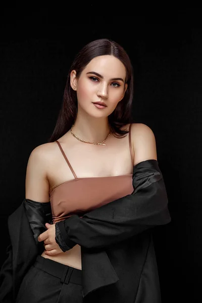 Retrato de alta moda de mujer joven elegante en traje negro y b — Foto de Stock