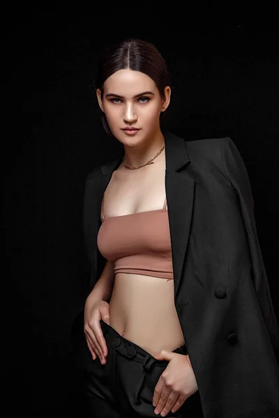 Haute couture portrait de jeune femme élégante en costume noir et b — Photo