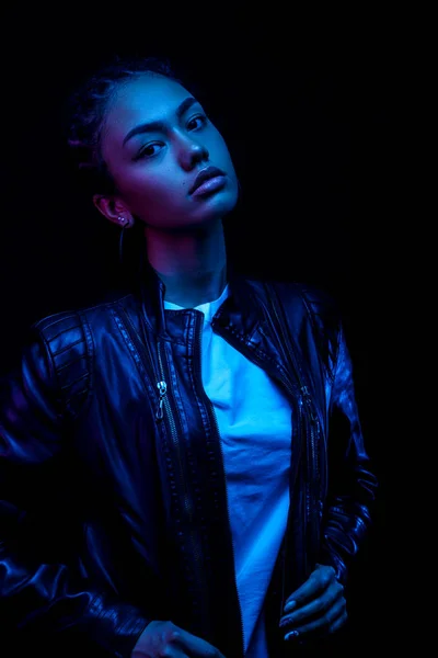 Close up ritratto di moda giovane americana ragazza africana macchina fotografica isolato su uno sfondo nero Studio, ritratto, spazio copia — Foto Stock