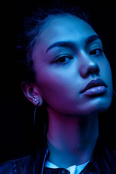 Close up ritratto di moda giovane americana ragazza africana macchina fotografica isolato su uno sfondo nero Studio, ritratto, spazio copia — Foto Stock