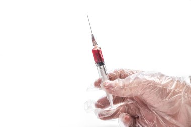 El, tek kullanımlık steril şırıngayı beyaz izole bir arka planda tutuyor.