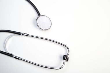 Beyaz izole edilmiş arka planda tıbbi steteskop